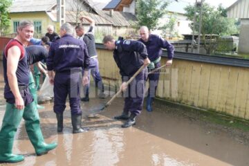 Peste 100 de jandarmii muncesc de cinci zile în localități inundate