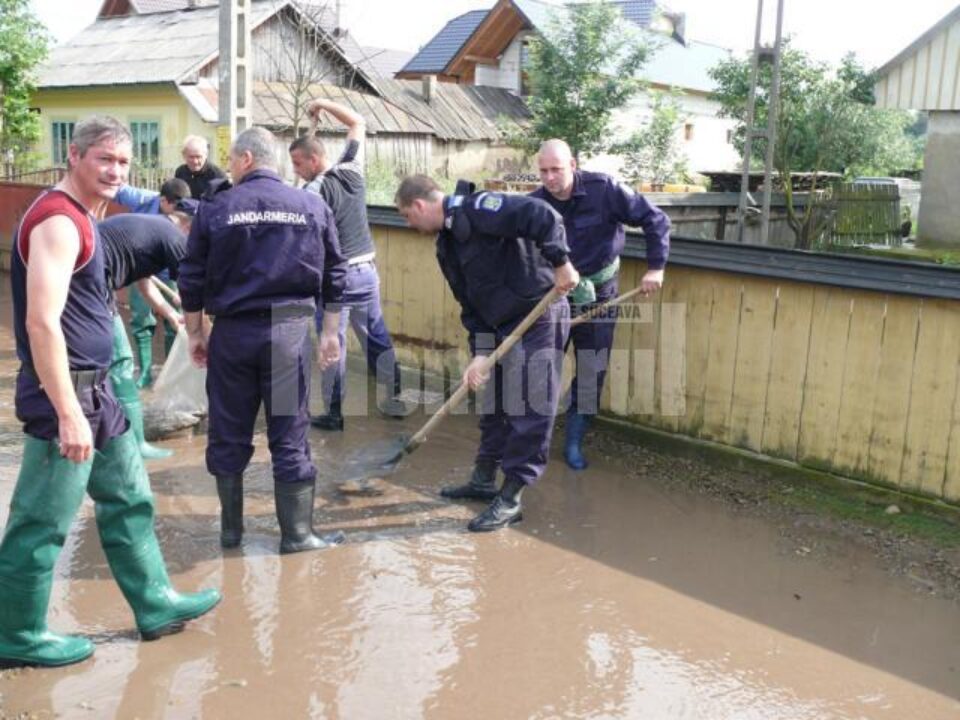 Peste 100 de jandarmii muncesc de cinci zile în localități inundate