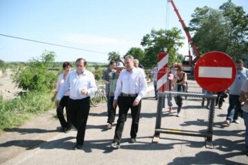 Vizită: Berceanu dă speranțe autorităților sucevene în privința finanțării refacerii obiectivelor calamitate