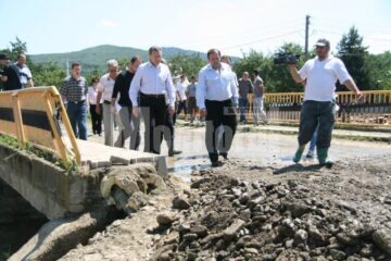 Vizită: Berceanu dă speranțe autorităților sucevene în privința finanțării refacerii obiectivelor calamitate