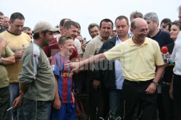 Vizită: Băsescu i-a încurajat pe sinistrații din Pătrăuți și Dornești