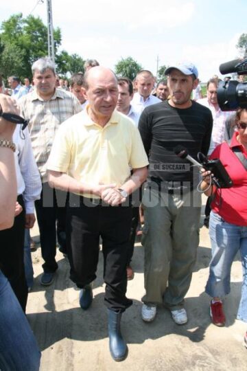 Vizită: Băsescu i-a încurajat pe sinistrații din Pătrăuți și Dornești