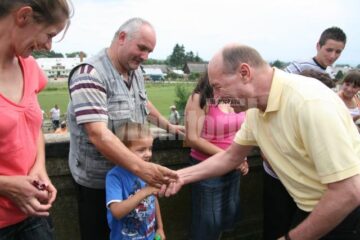 Vizită: Băsescu i-a încurajat pe sinistrații din Pătrăuți și Dornești