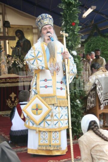 La mormântul lui Ștefan cel Mare: Aproape o mie de credincioși, prezenți ieri la Mănăstirea Putna