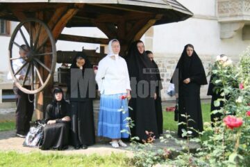 La mormântul lui Ștefan cel Mare: Aproape o mie de credincioși, prezenți ieri la Mănăstirea Putna