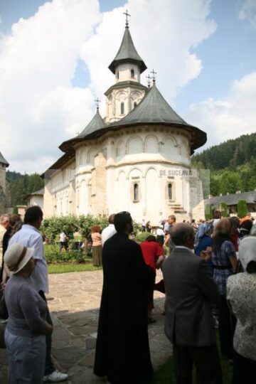 La mormântul lui Ștefan cel Mare: Aproape o mie de credincioși, prezenți ieri la Mănăstirea Putna