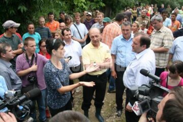 Vizită: Băsescu i-a încurajat pe sinistrații din Pătrăuți și Dornești