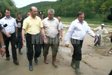 Traian Băsescu împreună cu Ion Lungu și Gheorghe Flutur, în zona calamitată Pătrăuți