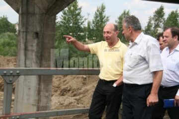 Vizită: Băsescu i-a încurajat pe sinistrații din Pătrăuți și Dornești
