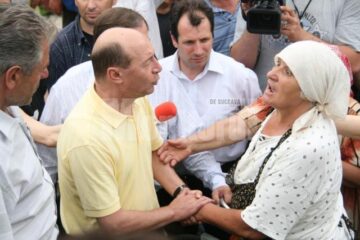 Vizită: Băsescu i-a încurajat pe sinistrații din Pătrăuți și Dornești