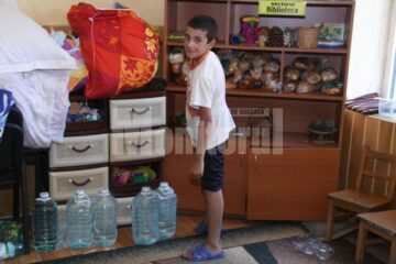Drame: Și-au scos copiii din case când apa le-a ajuns la geam