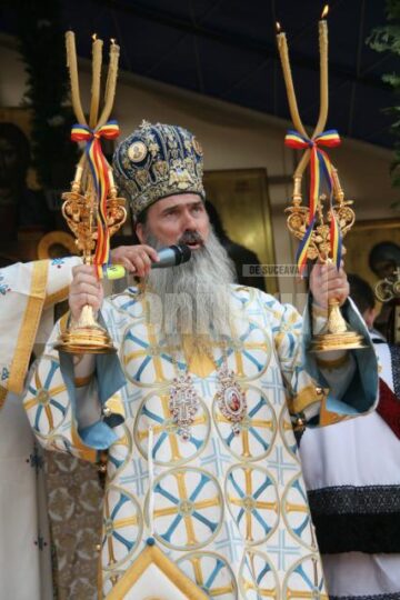 La mormântul lui Ștefan cel Mare: Aproape o mie de credincioși, prezenți ieri la Mănăstirea Putna