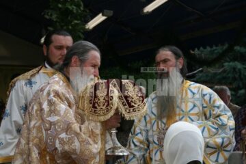 La mormântul lui Ștefan cel Mare: Aproape o mie de credincioși, prezenți ieri la Mănăstirea Putna