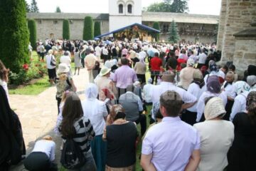 La mormântul lui Ștefan cel Mare: Aproape o mie de credincioși, prezenți ieri la Mănăstirea Putna