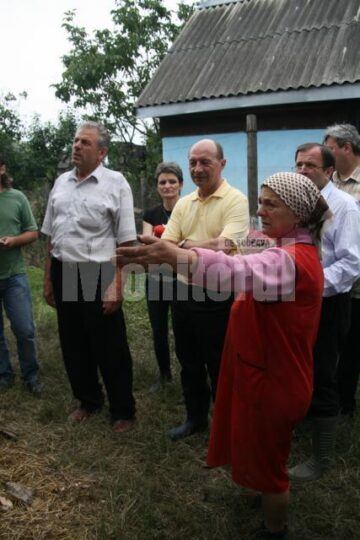 Vizită: Băsescu i-a încurajat pe sinistrații din Pătrăuți și Dornești