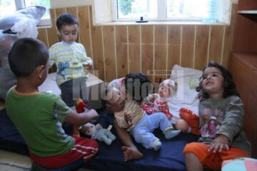 Micuții goniți de puhoaie și-au găsit adăpost la grădinița din comună