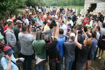 Vizită: Băsescu i-a încurajat pe sinistrații din Pătrăuți și Dornești