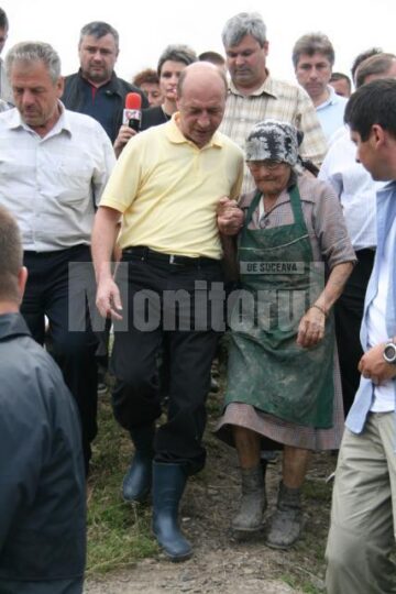 Vizită: Băsescu i-a încurajat pe sinistrații din Pătrăuți și Dornești