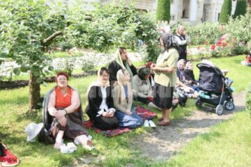 La mormântul lui Ștefan cel Mare: Aproape o mie de credincioși, prezenți ieri la Mănăstirea Putna