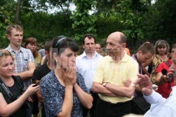 Vizită: Băsescu i-a încurajat pe sinistrații din Pătrăuți și Dornești