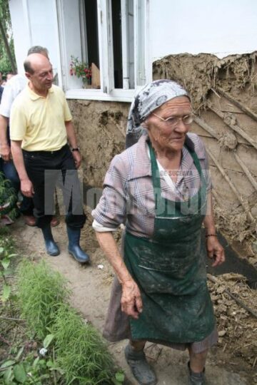 Vizită: Băsescu i-a încurajat pe sinistrații din Pătrăuți și Dornești