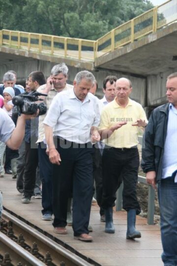 Vizită: Băsescu i-a încurajat pe sinistrații din Pătrăuți și Dornești