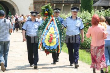 La mormântul lui Ștefan cel Mare: Aproape o mie de credincioși, prezenți ieri la Mănăstirea Putna