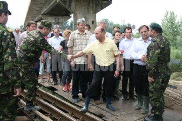 Vizită: Băsescu i-a încurajat pe sinistrații din Pătrăuți și Dornești