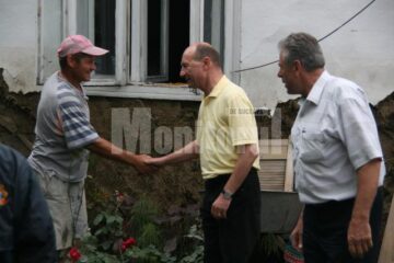 Vizită: Băsescu i-a încurajat pe sinistrații din Pătrăuți și Dornești