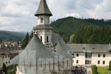 Sfânta Liturghie a fost săvârșită, ieri, de ÎPS Teodosie și ÎPS Pimen, împreună cu un sobor impresionat de preoți