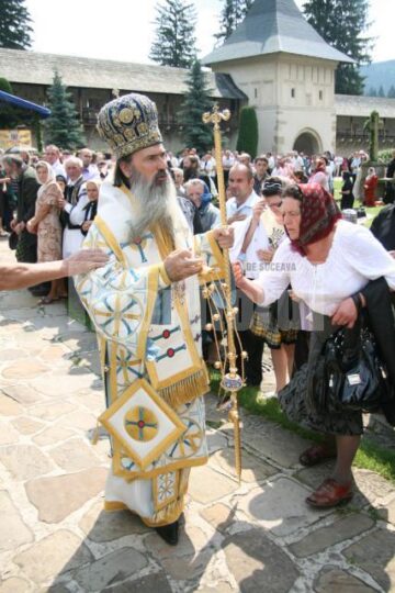 La mormântul lui Ștefan cel Mare: Aproape o mie de credincioși, prezenți ieri la Mănăstirea Putna