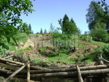 Furia naturii: Dealurile se prăvălesc peste case, la Bucșoaia
