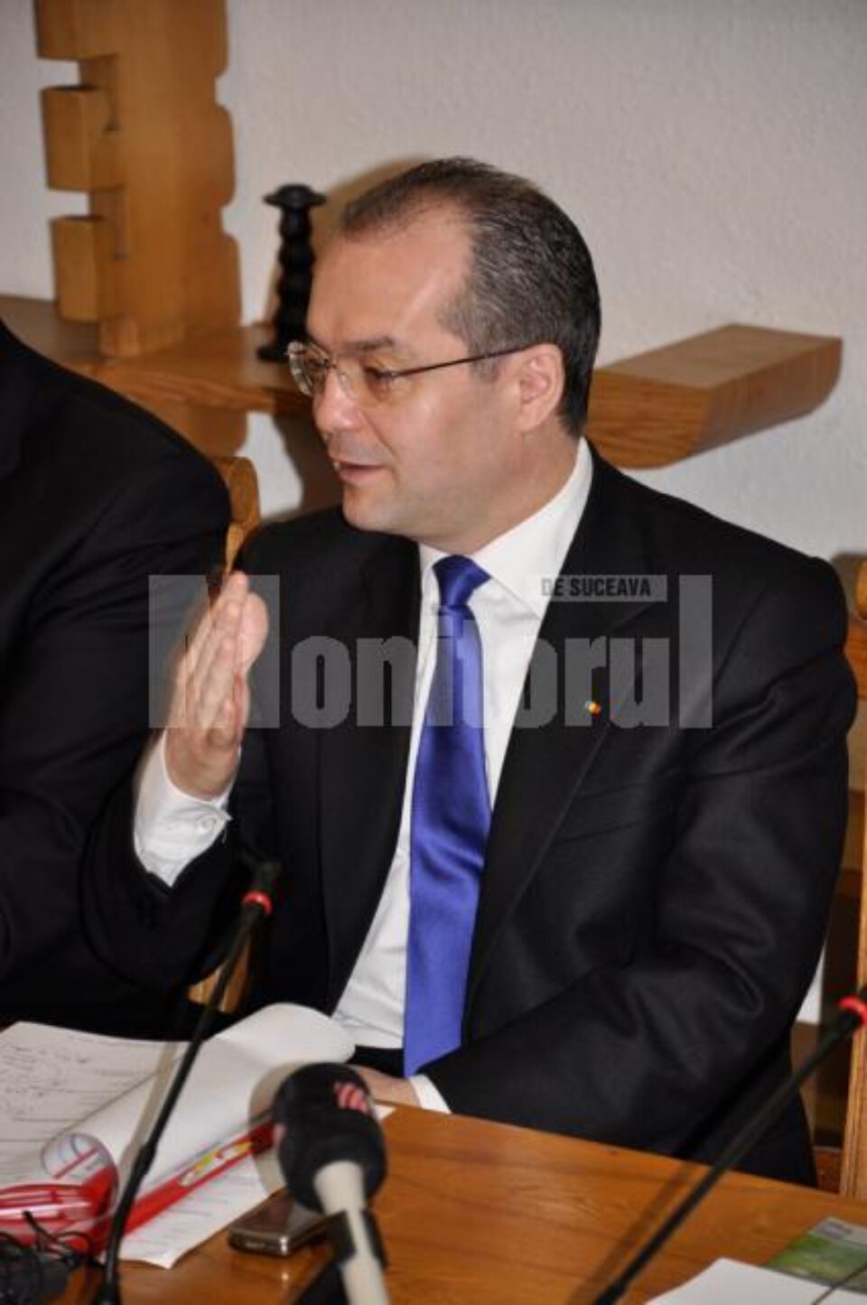 Premierul Emil Boc a ajuns la Zamostea, localitate afectată de inundații Premierul Emil Boc a ajuns la Zamostea, localitate afectată de inundații