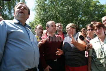 Vizită: Emil Boc și-a donat salariul pentru șase familii sinistrate din județul Suceava