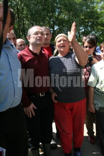 Vizită: Emil Boc și-a donat salariul pentru șase familii sinistrate din județul Suceava