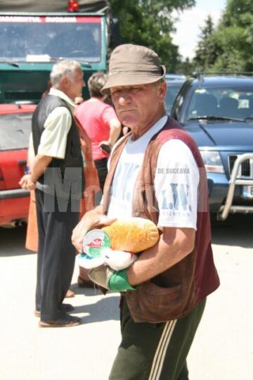 Vizită: Emil Boc și-a donat salariul pentru șase familii sinistrate din județul Suceava