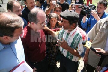 Vizită: Emil Boc și-a donat salariul pentru șase familii sinistrate din județul Suceava