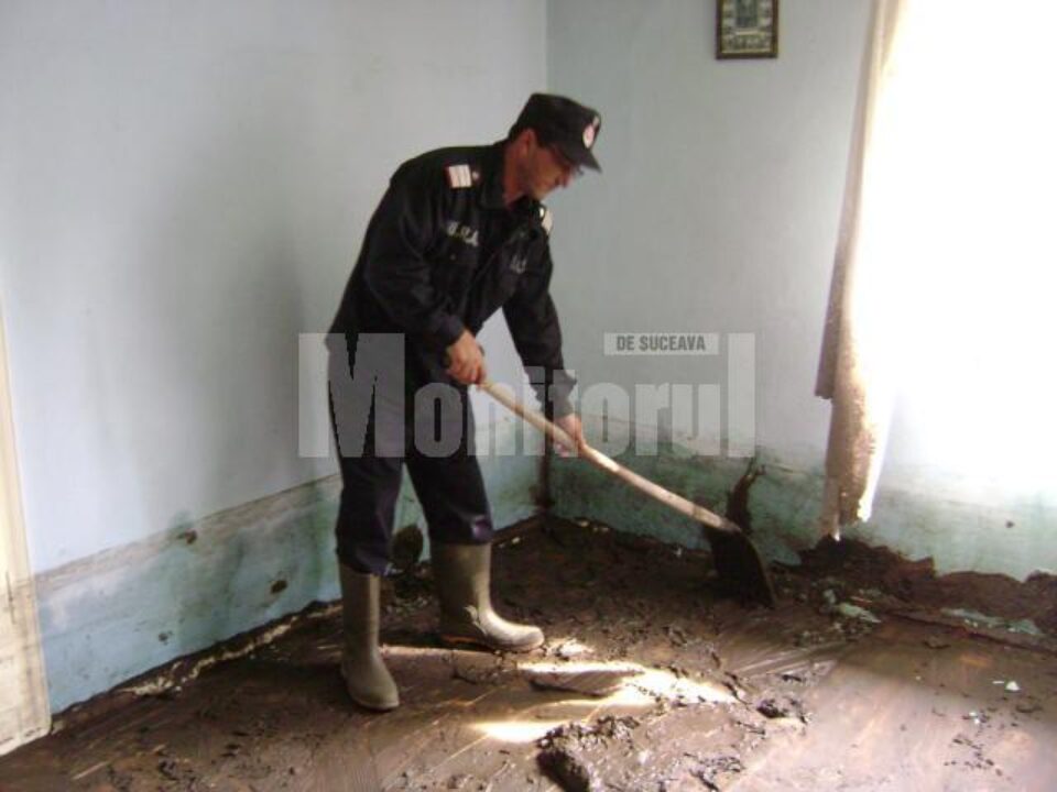 Plt. maj. Petrică Vizitiu strângând mâl din propria casa