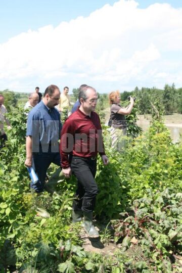Vizită: Emil Boc și-a donat salariul pentru șase familii sinistrate din județul Suceava