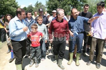 Președintele CJ Suceava, Gheorghe Flutur, prim-ministrul Emil Boc și prefectul de Suceava, Sorin Popescu
