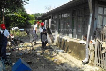 Îndepărtarea nămolului din casele inundate, cu ajutorul voluntarilor de la E.ON