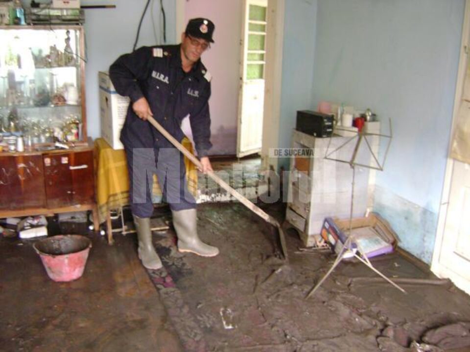 Plt. maj. Petrică Vizitiu strângând mâl din propria casa
