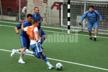Cele 32 de formații înscrise au preluat prin tragere la sorți denumirile și țintarul echipelor naționale participante la Campionatul Mondial din Africa de Sud