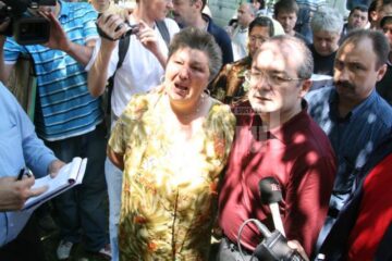 Vizită: Emil Boc și-a donat salariul pentru șase familii sinistrate din județul Suceava