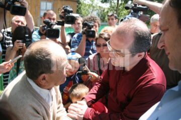 Vizită: Emil Boc și-a donat salariul pentru șase familii sinistrate din județul Suceava