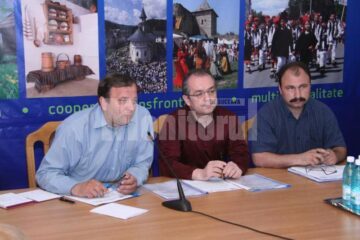 Vizită: Emil Boc și-a donat salariul pentru șase familii sinistrate din județul Suceava