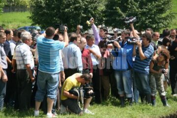 Vizită: Emil Boc și-a donat salariul pentru șase familii sinistrate din județul Suceava