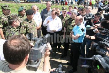 Vizită: Băsescu a inspectat lucrările la podul de pontoane de la Dornești