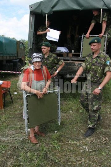 Vizită: Băsescu a inspectat lucrările la podul de pontoane de la Dornești