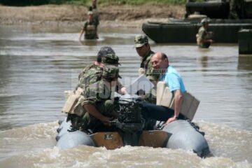Vizită: Băsescu a inspectat lucrările la podul de pontoane de la Dornești